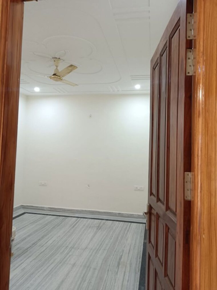 Room, sector swarn nagri 4 Bedroom 200 Sq.Yd. Independent House In Sector Swarn Nagri Greater Noida 10762948