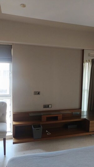 Room in 2 BHK Apartment at Khar West – for Rent