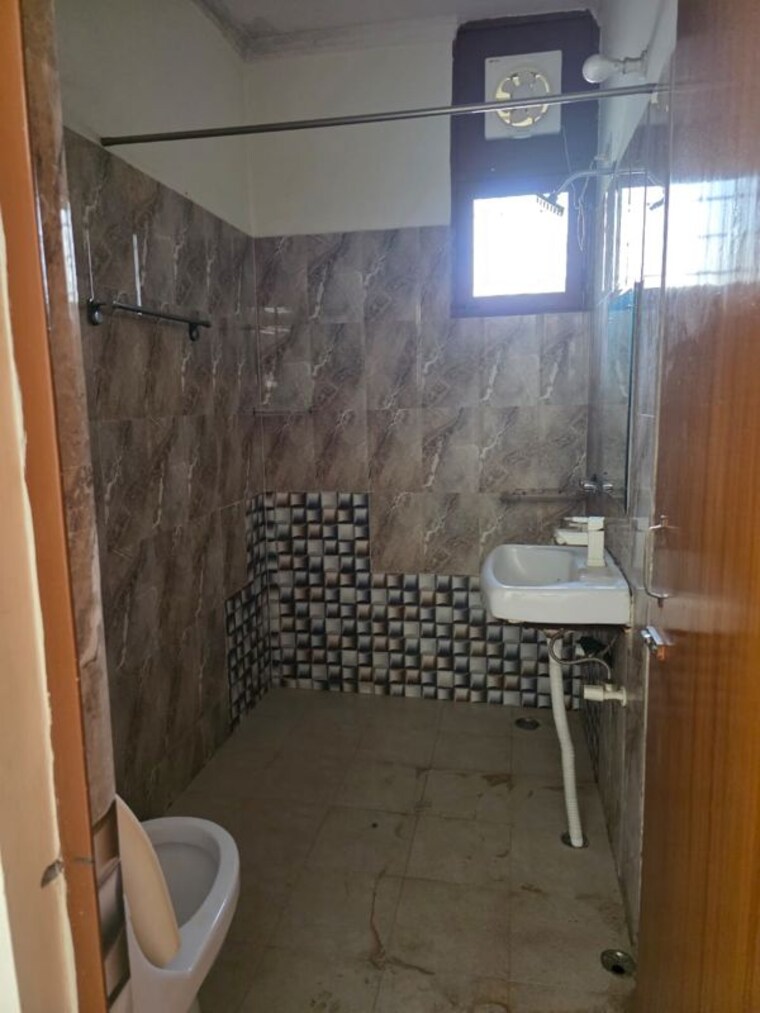 Bathroom, swarnjayanti-rail-nagar 2 Bedroom 1450 Sq.Ft. Apartment In Sector 50 Noida 10763208