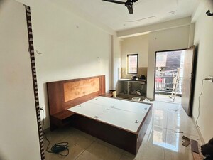 Room in Studio Builder Floor at Ramnagar – for Rent