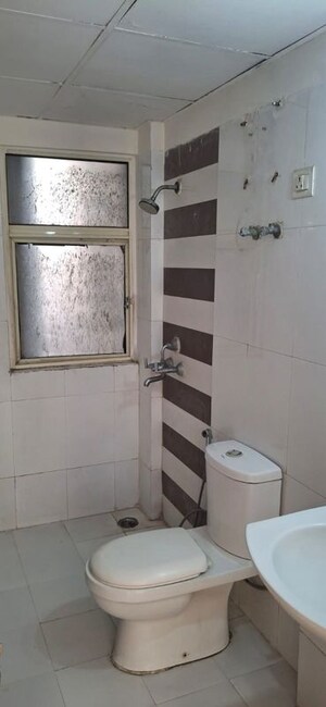 Bathroom in 3 BHK Apartment at Amrapali Eden Park, Sector 50 – for Sale