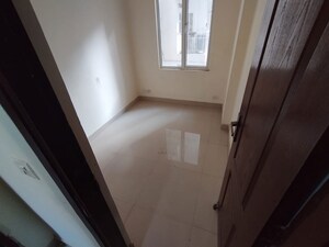 Room in 2.5 BHK Apartment at VVIP Homes, Gaur City 2 – for Rent