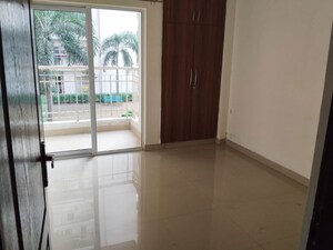 Room in 2.5 BHK Apartment at VVIP Homes, Gaur City 2 – for Rent
