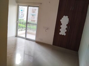 Room in 2.5 BHK Apartment at VVIP Homes, Gaur City 2 – for Rent