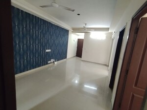 Room in 2.5 BHK Apartment at VVIP Homes, Gaur City 2 – for Rent