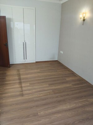 Room in 3 BHK Apartment at Central Park Flower Valley Aqua Front Towers, Sohna Sector 33 – for Rent