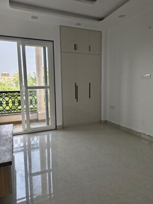 Furnished Amenities in 3 BHK Builder Floor at BPTP District Phase 2, Sector 84 – for Sale