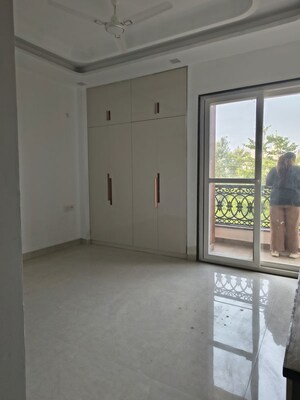 Furnished Amenities in 3 BHK Builder Floor at BPTP District Phase 2, Sector 84 – for Sale