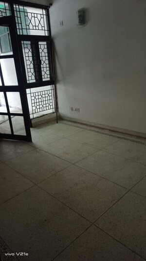 Room in 3 BHK Builder Floor at Sushant Lok Iii – for Rent