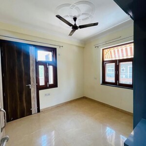 Room in 3 BHK Builder Floor at Sector 57 – for Rent