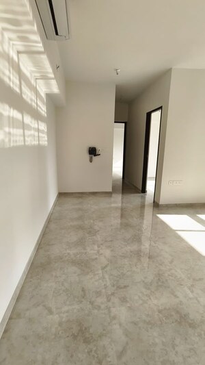 Room in 2 BHK Apartment at Kalpataru Parkcity, Kolshet Road – for Rent