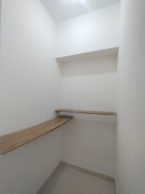 Room in 2 BHK Apartment at Kalpataru Parkcity, Kolshet Road – for Rent