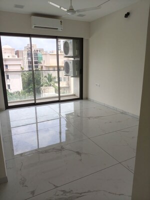 Room in 3.5 BHK Apartment at Shree Aditya CHS, Juhu – for Rent