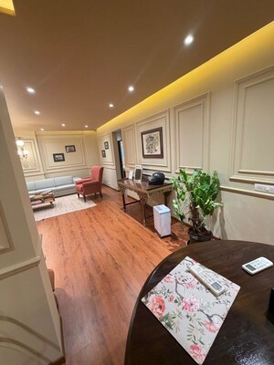 Room in 3 BHK Apartment at Bandra West – for Rent