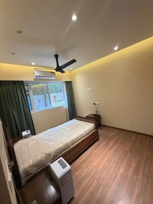 Room in 3 BHK Apartment at Bandra West – for Rent