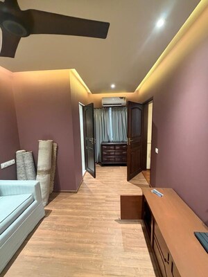 Room in 3 BHK Apartment at Bandra West – for Rent
