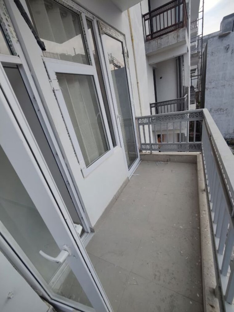 Balcony, sector 73 2 Bedroom 120 Sq.Yd. Builder Floor In Sector 73 Noida 10763689