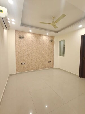 Room in 4 BHK Apartment at Aradhya Homes, Sector 67a – for Rent