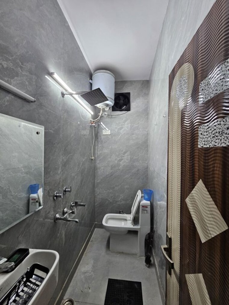 Bathroom, virender nagar 2 Bedroom 98 Sq.Yd. Builder Floor In Virender Nagar Delhi 10763839
