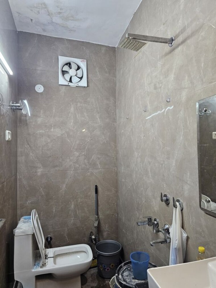 Bathroom, virender nagar 2 Bedroom 98 Sq.Yd. Builder Floor In Virender Nagar Delhi 10763839