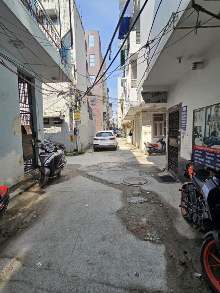  Parking, virender nagar 2 Bedroom 98 Sq.Yd. Builder Floor In Virender Nagar Delhi 10763839
