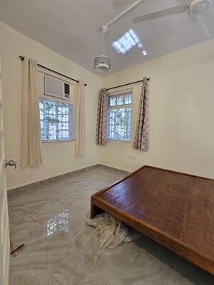 Bedroom in 1 BHK Apartment at Bandra West – for Rent