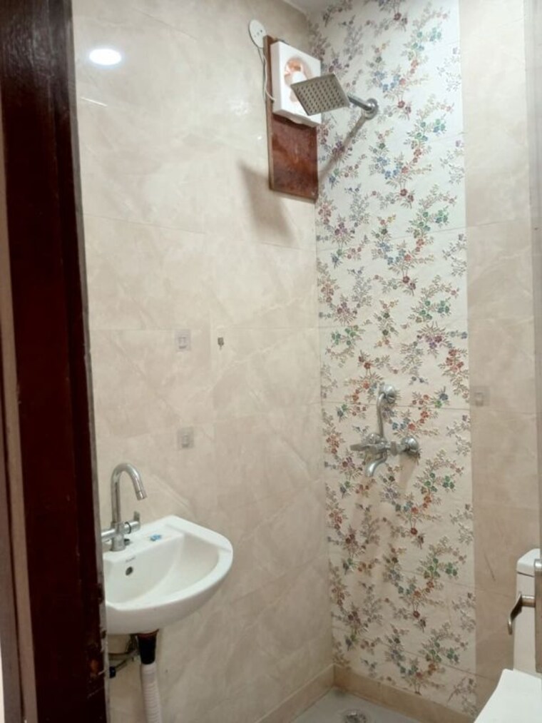 Bathroom, kishangarh 2 Bedroom 850 Sq.Ft. Builder Floor In Kishangarh Delhi 10763973