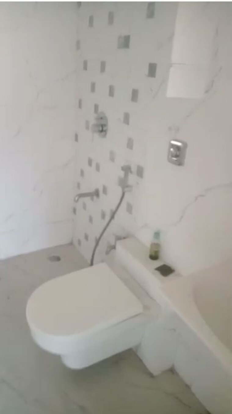 Bathroom, chembur 2 Bedroom 800 Sq.Ft. Apartment In Chembur Mumbai 10764042