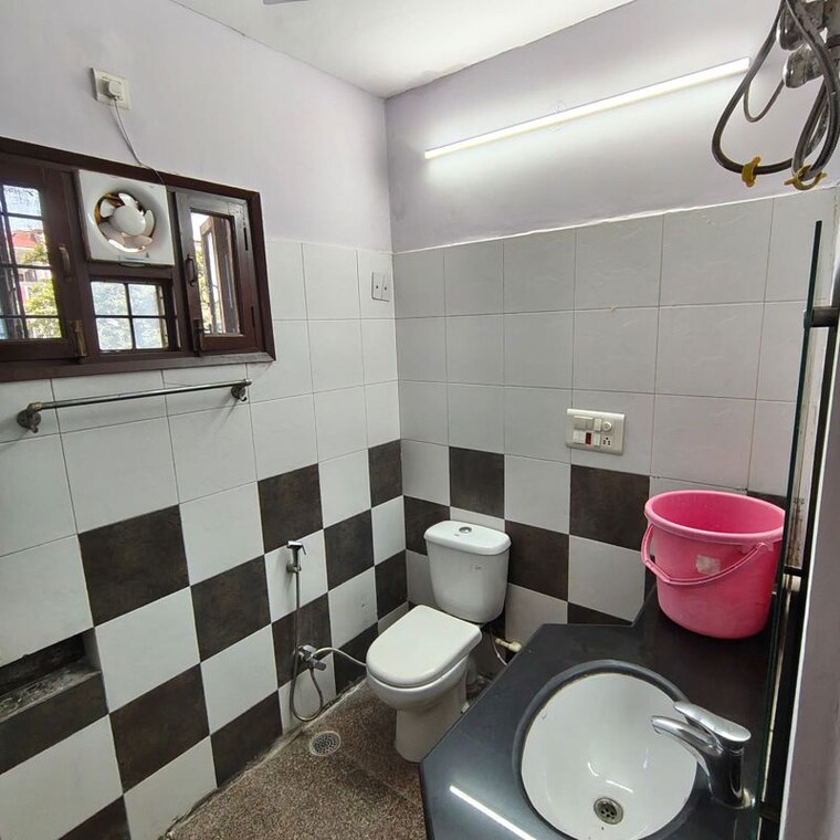 Attached Bathroom, sector 52 2 Bedroom 120 Sq.Yd. Builder Floor In Sector 52 Gurgaon 10764093