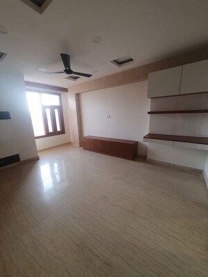 Room in 3 BHK Builder Floor at Sector 48 – for Rent