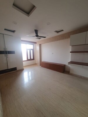 Room in 3 BHK Builder Floor at Sector 48 – for Rent