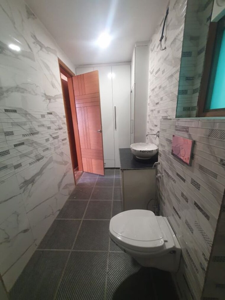 Bathroom, sector 48 3 Bedroom 1980 Sq.Ft. Builder Floor In Sector 48 Gurgaon 10764101