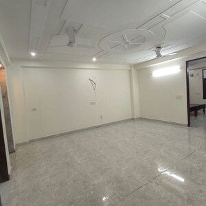 Room in 3 BHK Builder Floor at Sector 52 – for Rent