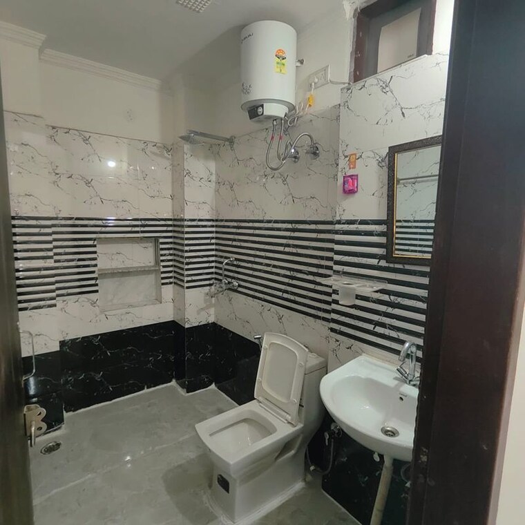 Bathroom, sector 52 3 Bedroom 120 Sq.Yd. Builder Floor In Sector 52 Gurgaon 10764105