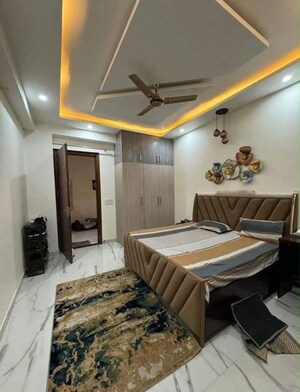 Room in 3 BHK Builder Floor at Sector 52 – for Rent