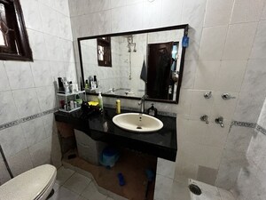 Attached Bathroom in 3 BHK Builder Floor at Sector 40 – for Rent