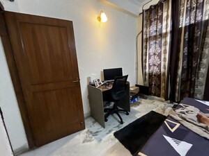 Room in 3 BHK Builder Floor at Sector 40 – for Rent