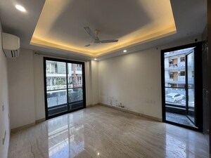 Room in 3 BHK Builder Floor at Sector 52 – for Rent