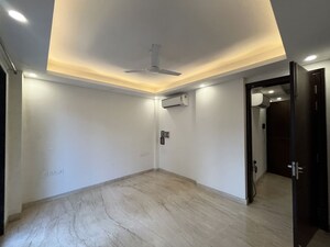 Room in 3 BHK Builder Floor at Sector 52 – for Rent