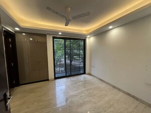 Room in 3 BHK Builder Floor at Sector 52 – for Rent