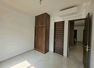 Room in 3 BHK Apartment at Smart World Orchard, Sector 61 – for Rent