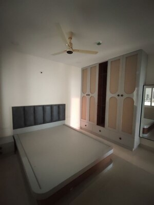Room in 3 BHK Apartment at Prestige Beverly Hills, Kokapet – for Rent