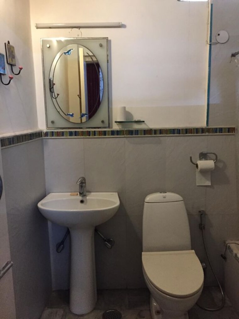 Bathroom, safdarjung enclave 3.5 Bedroom 300 Sq.Yd. Builder Floor In Safdarjung Enclave Delhi 10764278