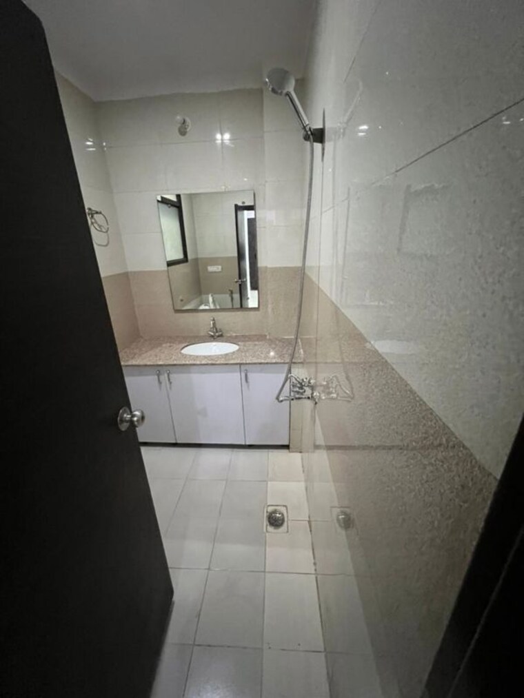 Bathroom, sector 43 6+ Bedroom 172 Sq.Yd. Independent House In Sector 43 Gurgaon 10764261
