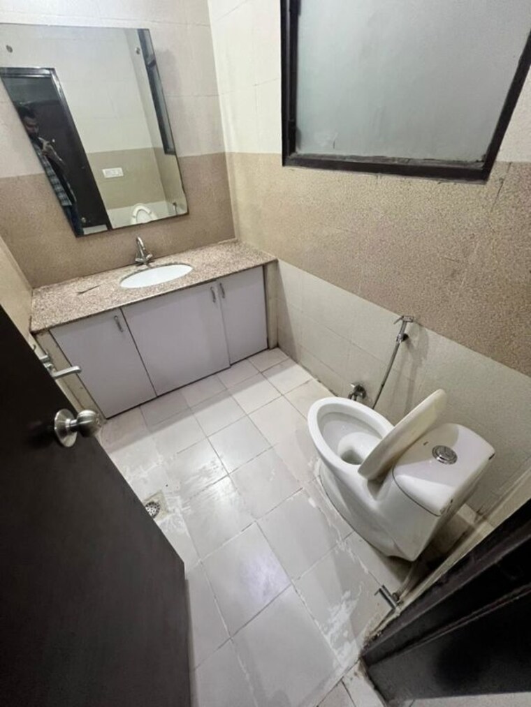 Bathroom, sector 43 6+ Bedroom 172 Sq.Yd. Independent House In Sector 43 Gurgaon 10764261