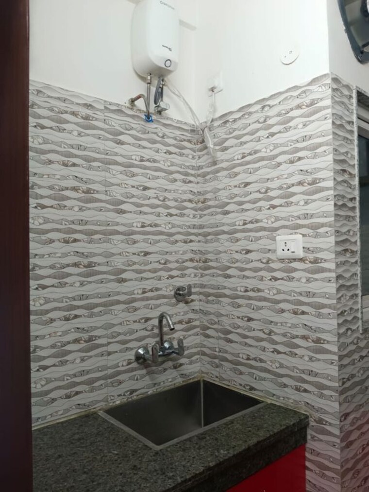 Bathroom, chittaranjan park 3 Bedroom 125 Sq.Yd. Builder Floor In Chittaranjan Park Delhi 10764295