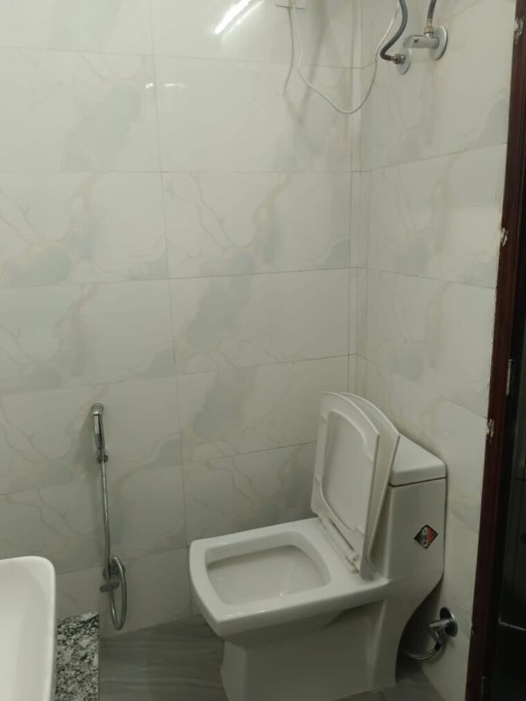 Bathroom, chittaranjan park 3 Bedroom 125 Sq.Yd. Builder Floor In Chittaranjan Park Delhi 10764295
