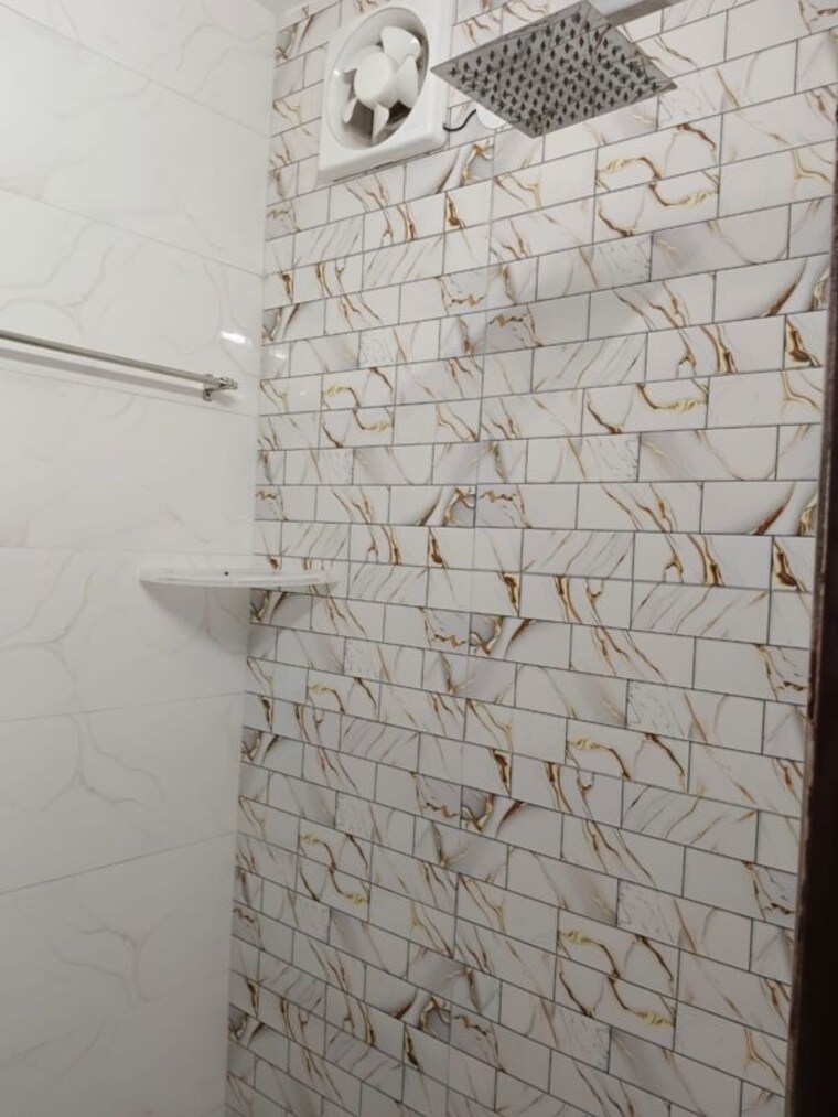 Bathroom, chittaranjan park 3 Bedroom 125 Sq.Yd. Builder Floor In Chittaranjan Park Delhi 10764295