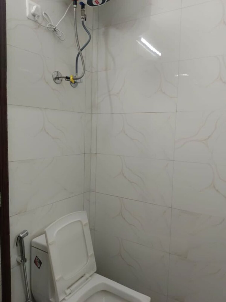 Bathroom, chittaranjan park 3 Bedroom 125 Sq.Yd. Builder Floor In Chittaranjan Park Delhi 10764295