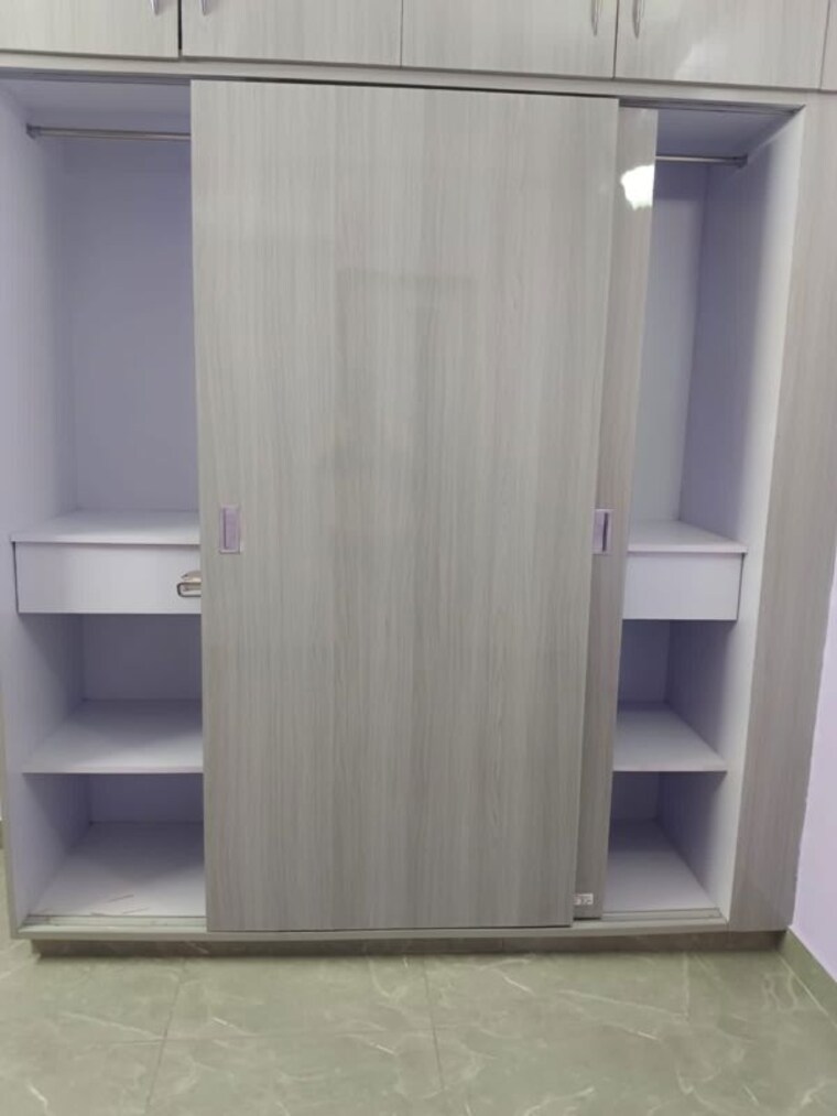 Bathroom, chittaranjan park 3 Bedroom 125 Sq.Yd. Builder Floor In Chittaranjan Park Delhi 10764295